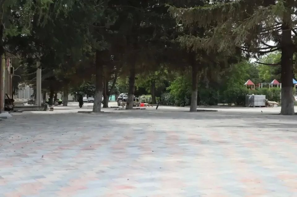 Глава администрации Джанкойского района Инна Федоренко совместно с первым заместителем Анной Трушиной проверила ход работ по благоустройству общественной территории в селе Медведевка Глава администрации Джанкойского района Инна Федоренко совместно с первым заместителем Анной Трушиной проверила ход работ по благоустройству общественной территории в селе Медведевка