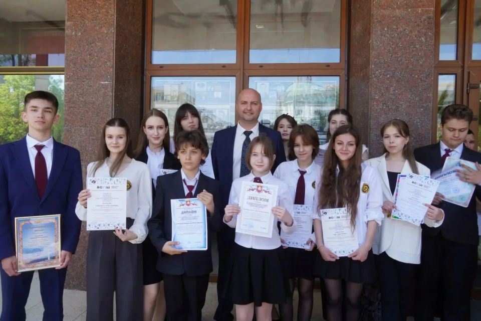 В Керчи чествовали одаренных детей — победителей Всероссийских и Республиканских олимпиад, конкурсов и соревнований В Керчи чествовали одаренных детей — победителей Всероссийских и Республиканских олимпиад, конкурсов и соревнований