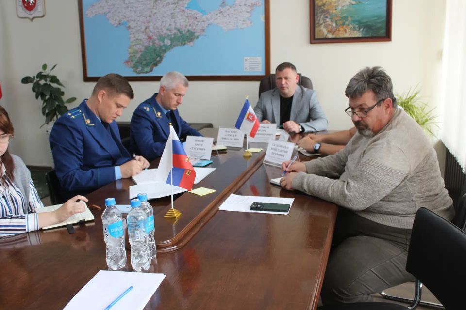 Глава Администрации района Игорь Крутьков совместно с прокурором Ленинского района Алексеем Масенко, заместителем прокурора Артуром Поповым, начальником Ленинского РЭС Константином Скаковским и заместителем главного врача... Глава Администрации района Игорь Крутьков совместно с прокурором Ленинского района Алексеем Масенко, заместителем прокурора Артуром Поповым, начальником Ленинского РЭС Константином Скаковским и заместителем главного врача...