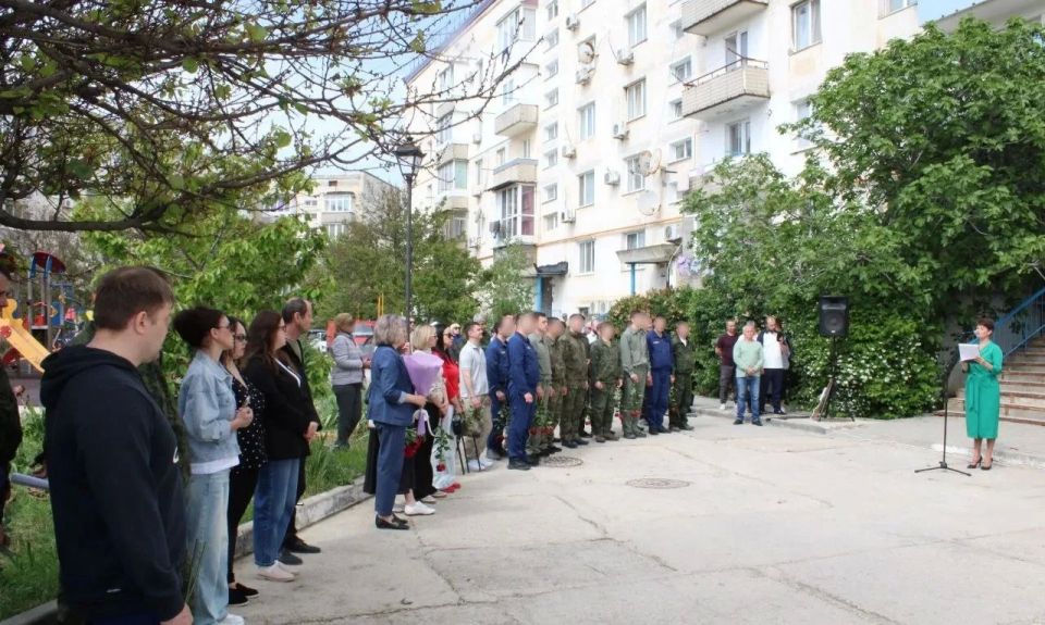 В пгт Новофедоровка открыли мемориальную доску погибшему бойцу СВО В пгт Новофедоровка открыли мемориальную доску погибшему бойцу СВО
