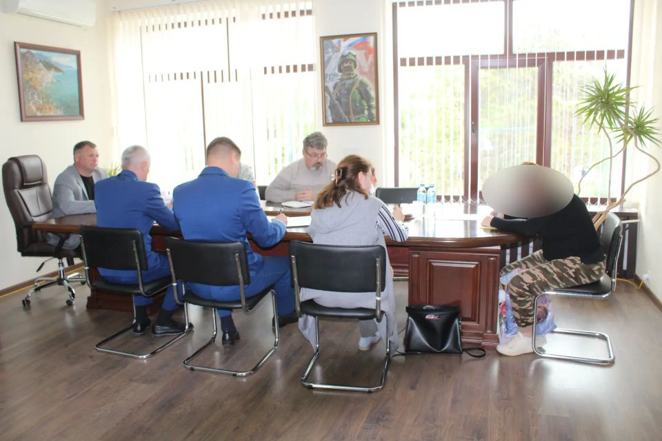 Глава Администрации района Игорь Крутьков совместно с прокурором Ленинского района Алексеем Масенко, заместителем прокурора Артуром Поповым, начальником Ленинского РЭС Константином Скаковским и заместителем главного врача... Глава Администрации района Игорь Крутьков совместно с прокурором Ленинского района Алексеем Масенко, заместителем прокурора Артуром Поповым, начальником Ленинского РЭС Константином Скаковским и заместителем главного врача...