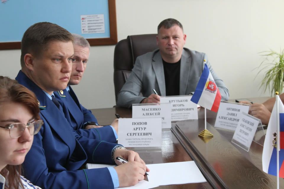 Глава Администрации района Игорь Крутьков совместно с прокурором Ленинского района Алексеем Масенко, заместителем прокурора Артуром Поповым, начальником Ленинского РЭС Константином Скаковским и заместителем главного врача...