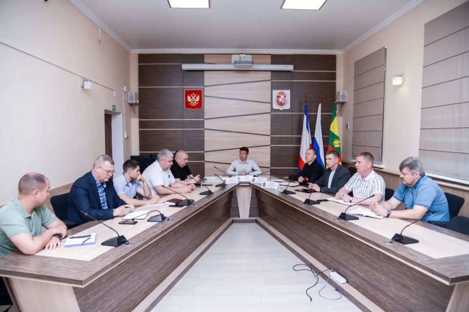 Первый заместитель главы администрации Евпатории Антон Новиков провёл еженедельное совещание с руководителями ресурсоснабжающих, коммунальных предприятий и управляющих компаний Первый заместитель главы администрации Евпатории Антон Новиков провёл еженедельное совещание с руководителями ресурсоснабжающих, коммунальных предприятий и управляющих компаний