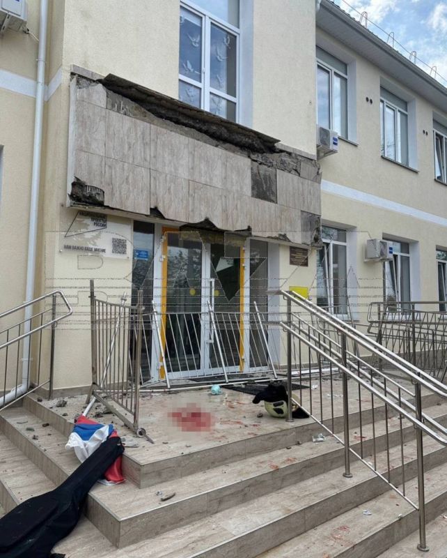 В Севастопольской школе обрушился балкон, на которой вышли фотографироваться выпускники, чтобы традиционно сфотографироваться на нём