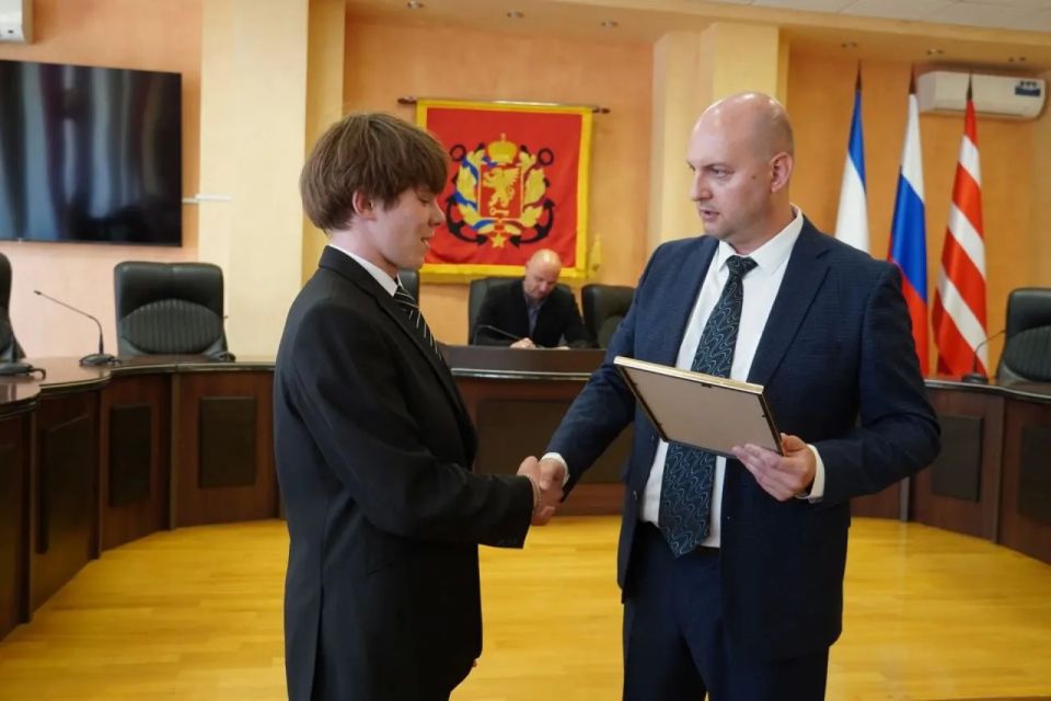 В Керчи чествовали одаренных детей — победителей Всероссийских и Республиканских олимпиад, конкурсов и соревнований В Керчи чествовали одаренных детей — победителей Всероссийских и Республиканских олимпиад, конкурсов и соревнований