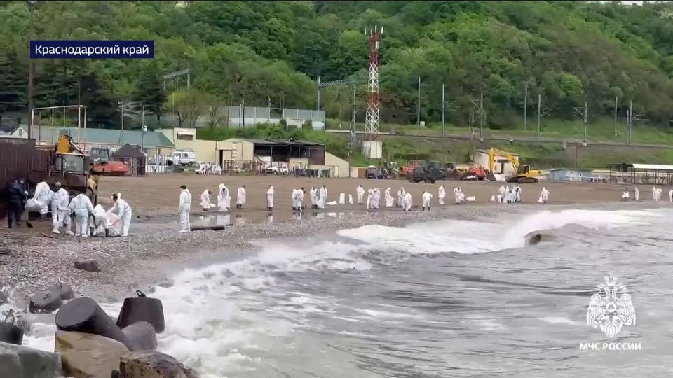 Глава МЧС Александр Куренков осмотрел акваторию Черного моря с борта вертолета