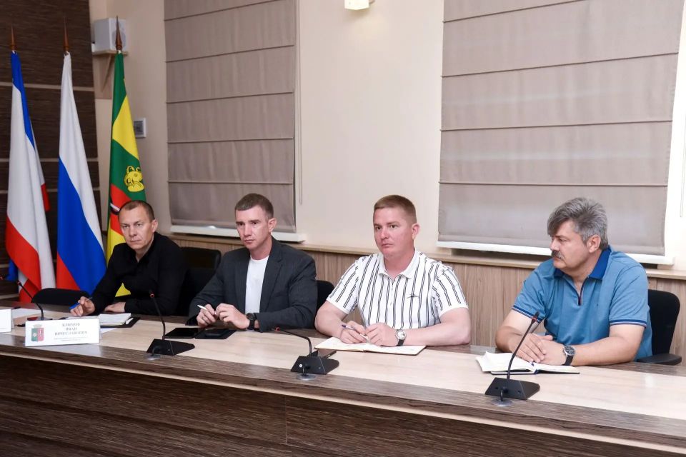 Первый заместитель главы администрации Евпатории Антон Новиков провёл еженедельное совещание с руководителями ресурсоснабжающих, коммунальных предприятий и управляющих компаний Первый заместитель главы администрации Евпатории Антон Новиков провёл еженедельное совещание с руководителями ресурсоснабжающих, коммунальных предприятий и управляющих компаний
