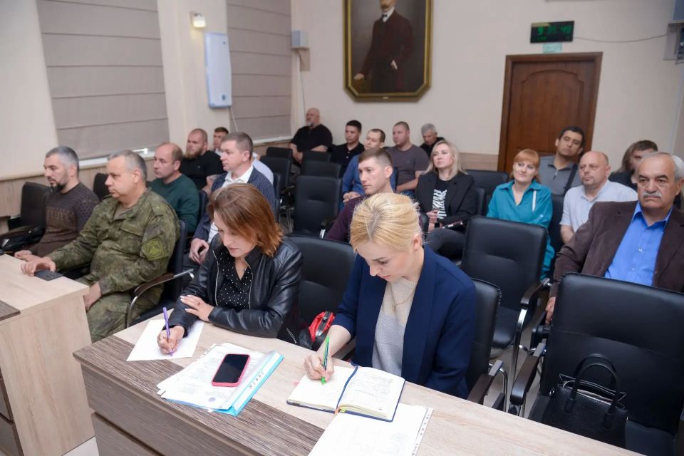 Первый заместитель главы администрации Евпатории Антон Новиков провёл еженедельное совещание с руководителями ресурсоснабжающих, коммунальных предприятий и управляющих компаний Первый заместитель главы администрации Евпатории Антон Новиков провёл еженедельное совещание с руководителями ресурсоснабжающих, коммунальных предприятий и управляющих компаний