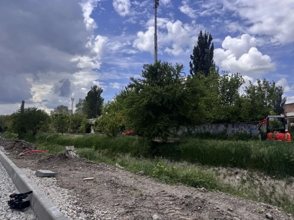 В Симферополе продолжают благоустраивать территорию вдоль реки Абдалка