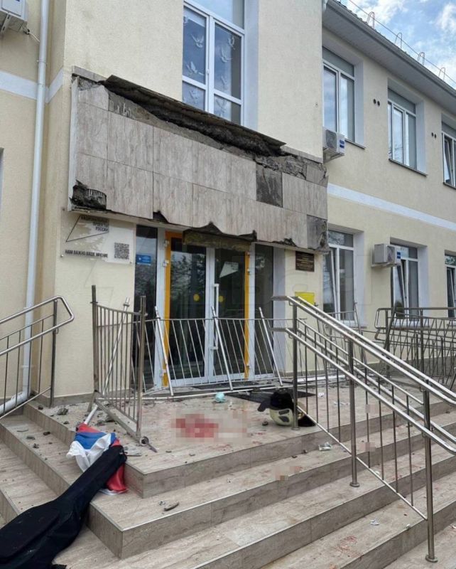 В Севастополе девять выпускников пострадали при обрушении балкона в школе, с которого они собирались сделать совместную фотографию с видом на город, сообщил губернатор Развожаев