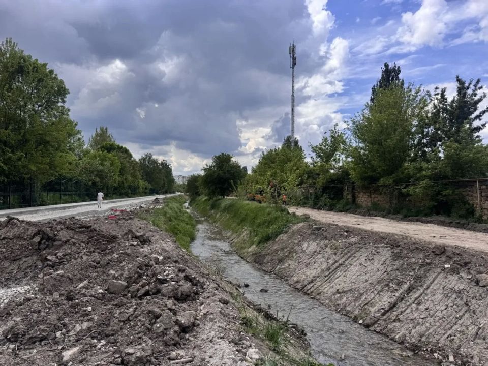 В Симферополе продолжают благоустраивать территорию вдоль реки Абдалка В Симферополе продолжают благоустраивать территорию вдоль реки Абдалка