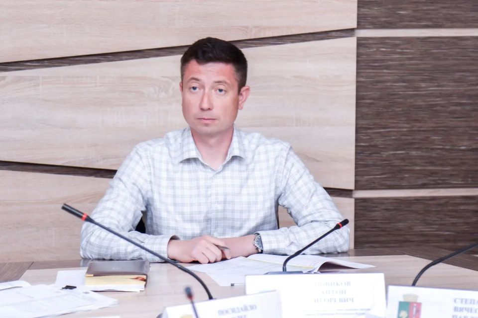 Первый заместитель главы администрации Евпатории Антон Новиков провёл еженедельное совещание с руководителями ресурсоснабжающих, коммунальных предприятий и управляющих компаний