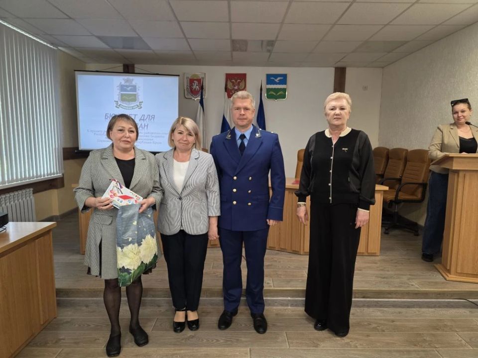 Глава муниципального образования Елена Стельмах, первый заместитель главы администрации – начальник финансового управления Елена Сергиенко и заместитель прокурора Первомайского района