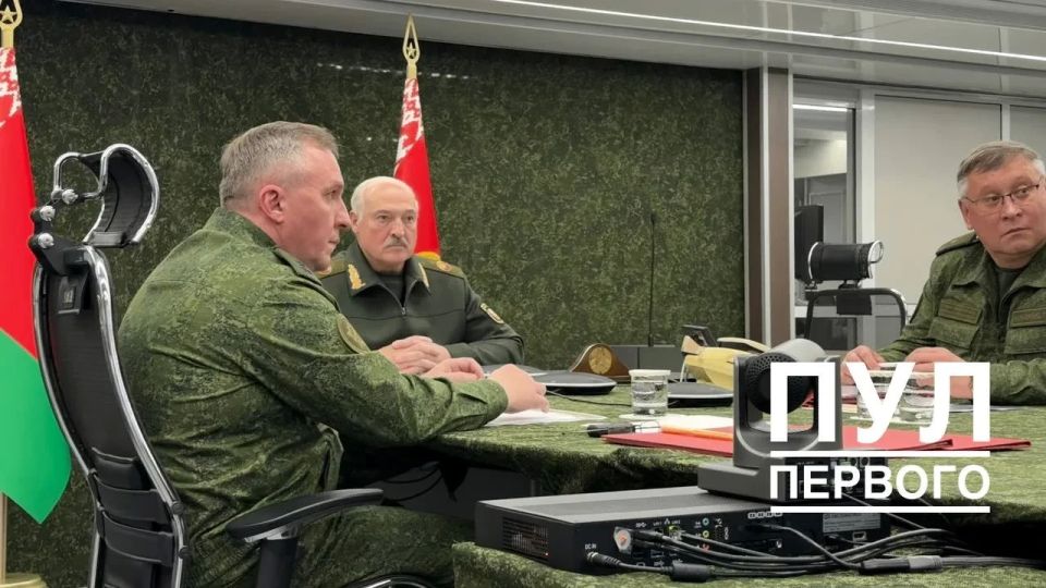 Лукашенко и Путин по видеосвязи проводят совместную тренировку ядерных сил, сообщила пресс-служба белорусского лидера