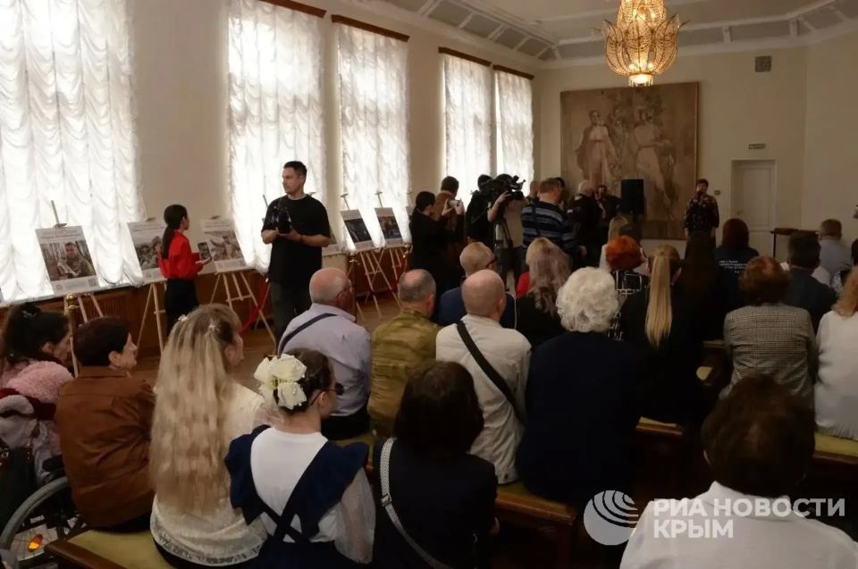 Фотовыставка в память о военкоре из Крыма Федорчаке открылась в Симферополе Фотовыставка в память о военкоре из Крыма Федорчаке открылась в Симферополе