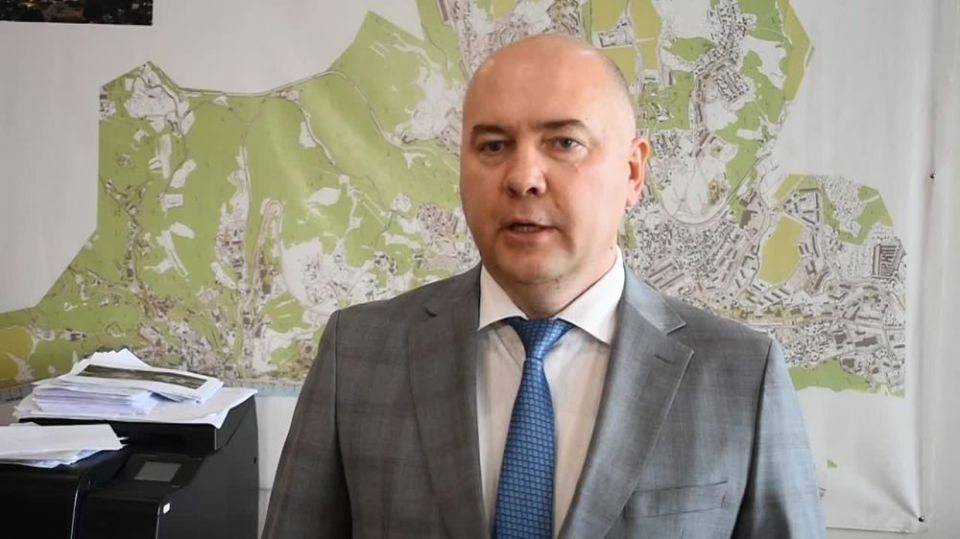 Главного архитектора Алушты Александра Струбалина задержали по подозрению в получении взятки, следует из картотеки суда