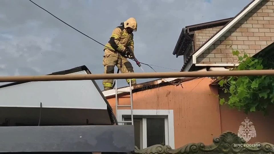 В Феодосии огнеборцы ликвидировали пожар в частном доме