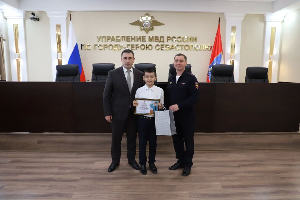 Начальник УМВД России по г.Севастополю генерал-майор полиции Сергей Сигунов вручил дипломы и подарки победителям детского конкурса «Осторожно, мошенники!» Начальник УМВД России по г.Севастополю генерал-майор полиции Сергей Сигунов вручил дипломы и подарки победителям детского конкурса «Осторожно, мошенники!»