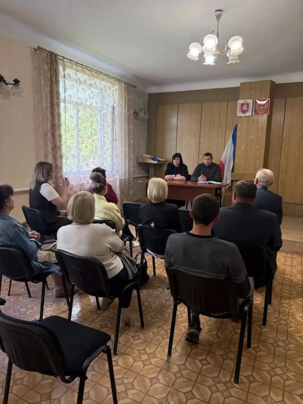 Глава администрации Анжелика Ястребова совместно с депутатом Госсовета Василием Рогатиным посетили Скалистовское поселение, где провели встречу с местным активом и депутатами