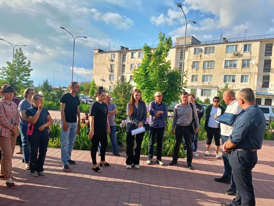 Депутат Советского районного совета Ирина Зацаринина совместно с председателем Советского сельского совета-главой администрации Советского сельского поселения Максимом Кошевым, директором ООО «Торгсервис» Сергеем Улаевым и... Депутат Советского районного совета Ирина Зацаринина совместно с председателем Советского сельского совета-главой администрации Советского сельского поселения Максимом Кошевым, директором ООО «Торгсервис» Сергеем Улаевым и...