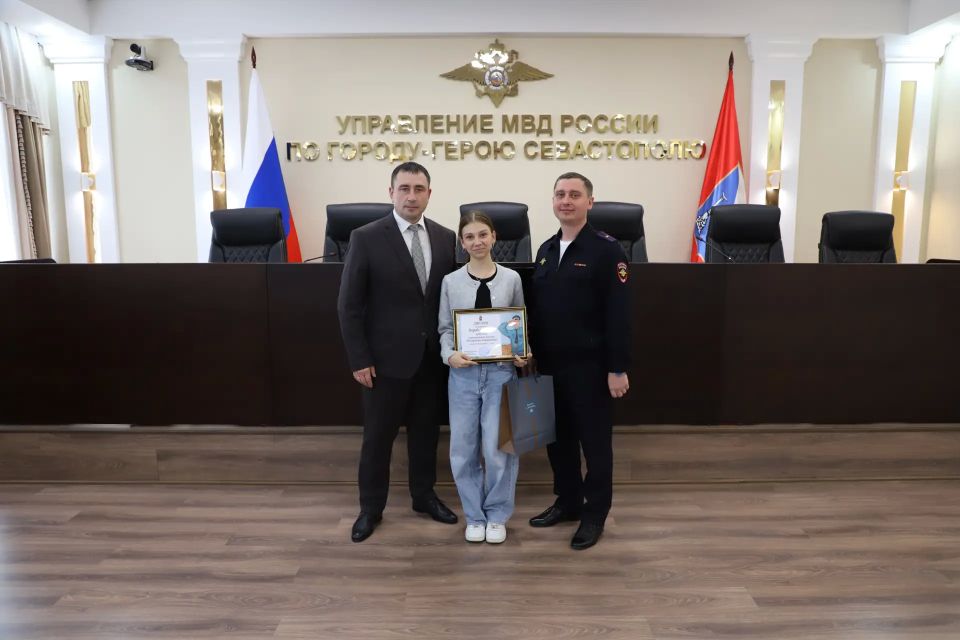 Начальник УМВД России по г.Севастополю генерал-майор полиции Сергей Сигунов вручил дипломы и подарки победителям детского конкурса «Осторожно, мошенники!» Начальник УМВД России по г.Севастополю генерал-майор полиции Сергей Сигунов вручил дипломы и подарки победителям детского конкурса «Осторожно, мошенники!»