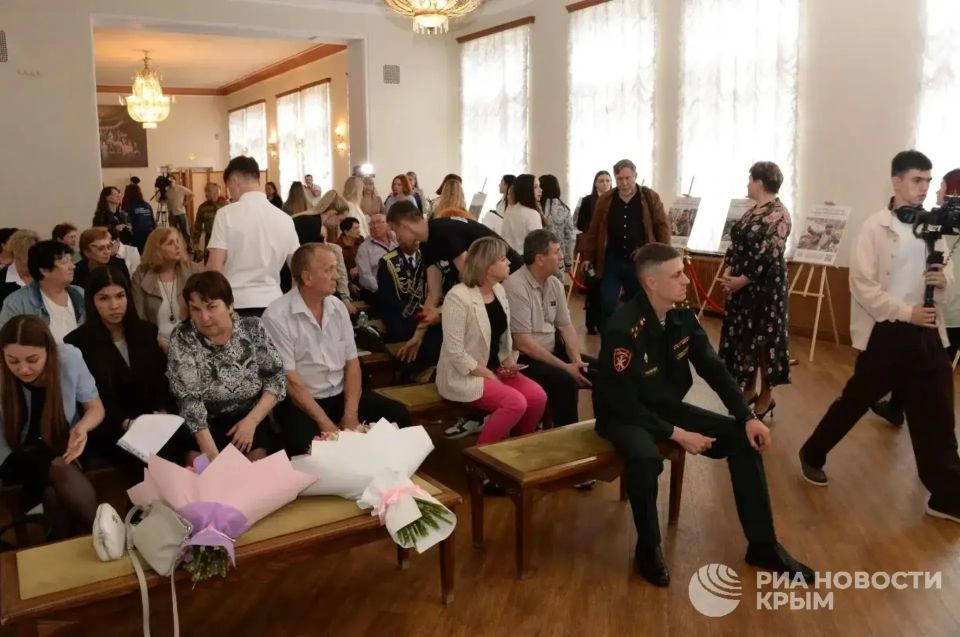 Фотовыставка в память о военкоре из Крыма Федорчаке открылась в Симферополе Фотовыставка в память о военкоре из Крыма Федорчаке открылась в Симферополе