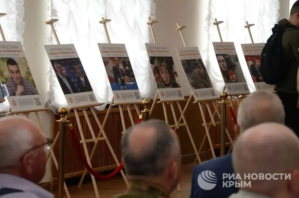 Фотовыставка в память о военкоре из Крыма Федорчаке открылась в Симферополе Фотовыставка в память о военкоре из Крыма Федорчаке открылась в Симферополе