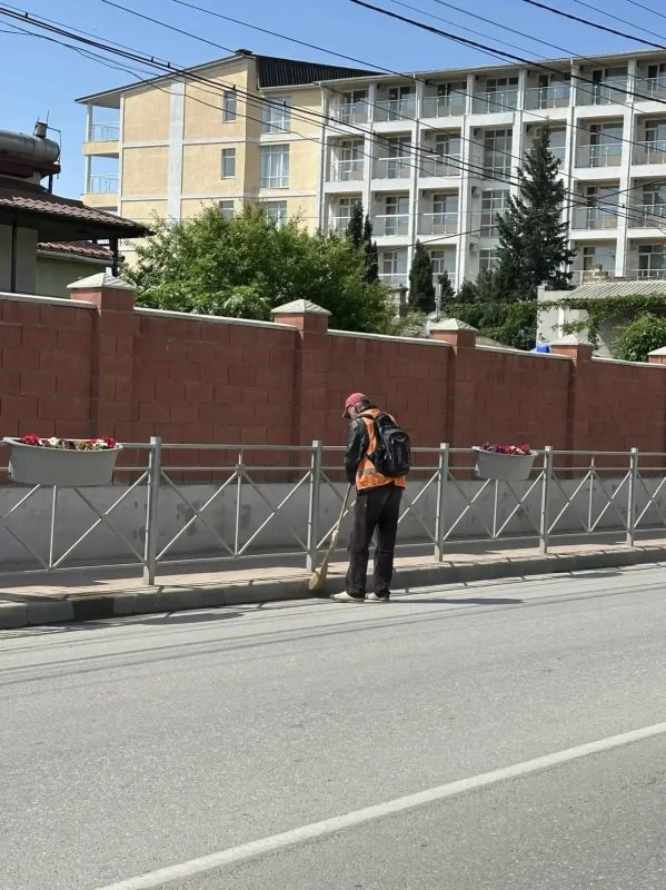 Кирилл Чебышев: Чистые улицы, ухоженные общественные пространства, аккуратные остановки и зелёные насаждения — всё это результат ежедневного труда сотрудников МБУ ГОС «Коммунхоз» Кирилл Чебышев: Чистые улицы, ухоженные общественные пространства, аккуратные остановки и зелёные насаждения — всё это результат ежедневного труда сотрудников МБУ ГОС «Коммунхоз»