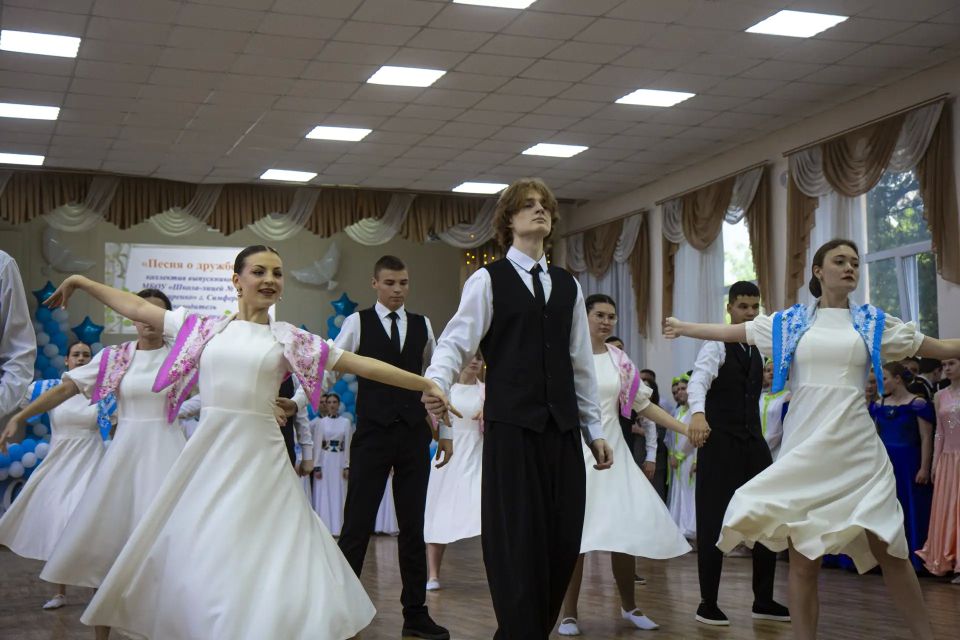 21 мая в крымской столице прошёл традиционный фестиваль-конкурс «Крымский вальс», объединивший выпускников общеобразовательных учреждений города