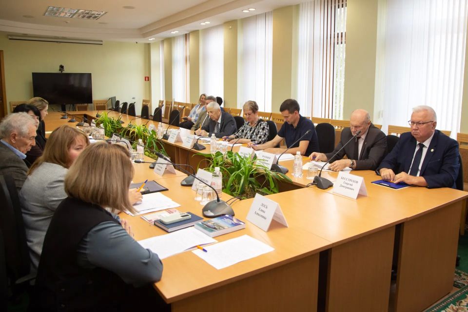 На заседании Комитета по делам семьи и ветеранов парламентарии обсудили внедрение в Республике Крым Регионального корпоративного стандарта поддержки работодателями семей с детьми