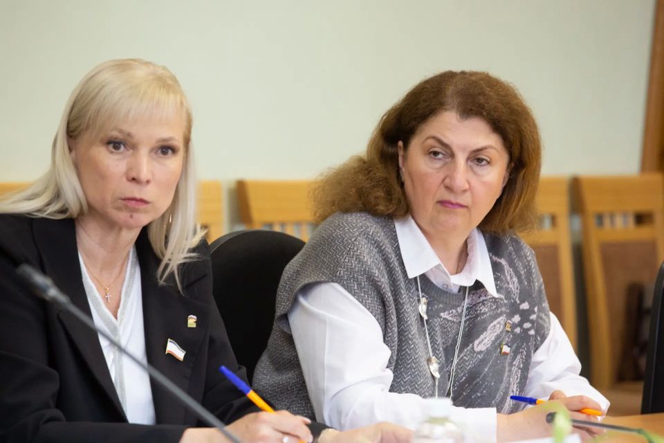На заседании Комитета по делам семьи и ветеранов парламентарии обсудили внедрение в Республике Крым Регионального корпоративного стандарта поддержки работодателями семей с детьми На заседании Комитета по делам семьи и ветеранов парламентарии обсудили внедрение в Республике Крым Регионального корпоративного стандарта поддержки работодателями семей с детьми