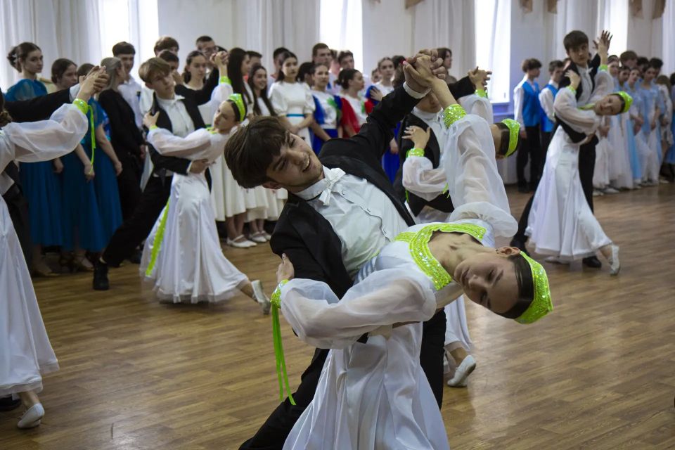 21 мая в крымской столице прошёл традиционный фестиваль-конкурс «Крымский вальс», объединивший выпускников общеобразовательных учреждений города 21 мая в крымской столице прошёл традиционный фестиваль-конкурс «Крымский вальс», объединивший выпускников общеобразовательных учреждений города