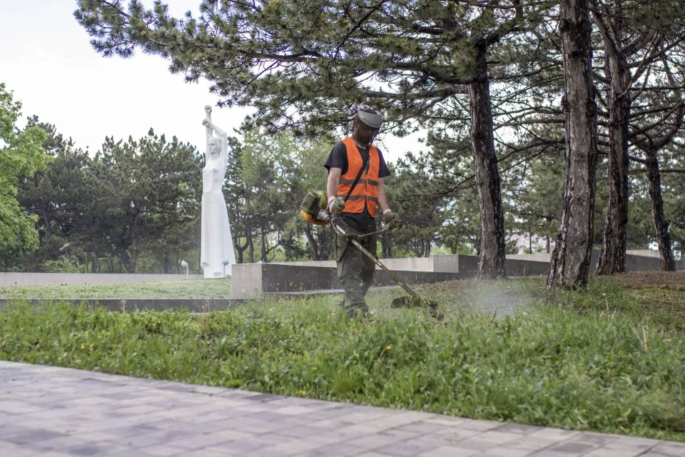 Сотрудники МБУ «Город» ежедневно проводят работы по покосу травы на территории Симферополя