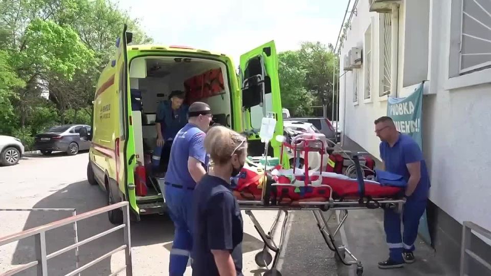 Подростка, пострадавшего при обрушении балкона в школе №13, направили в Москву