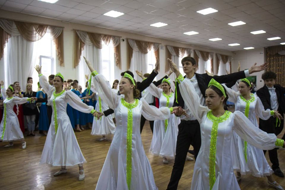 21 мая в крымской столице прошёл традиционный фестиваль-конкурс «Крымский вальс», объединивший выпускников общеобразовательных учреждений города 21 мая в крымской столице прошёл традиционный фестиваль-конкурс «Крымский вальс», объединивший выпускников общеобразовательных учреждений города