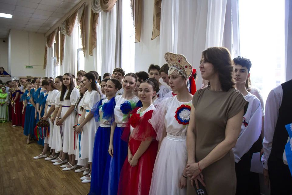 21 мая в крымской столице прошёл традиционный фестиваль-конкурс «Крымский вальс», объединивший выпускников общеобразовательных учреждений города 21 мая в крымской столице прошёл традиционный фестиваль-конкурс «Крымский вальс», объединивший выпускников общеобразовательных учреждений города