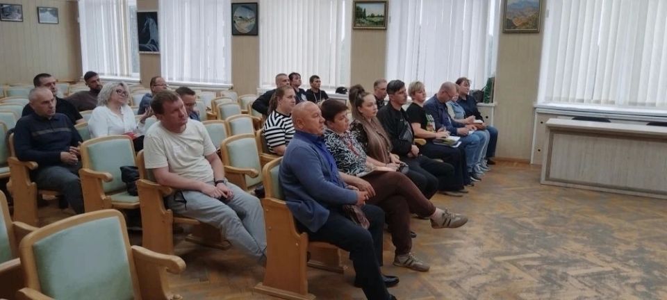 Министр ЖКХ Алексей Кудинов провел встречу с председателями СНТ Симферопольского района Министр ЖКХ Алексей Кудинов провел встречу с председателями СНТ Симферопольского района