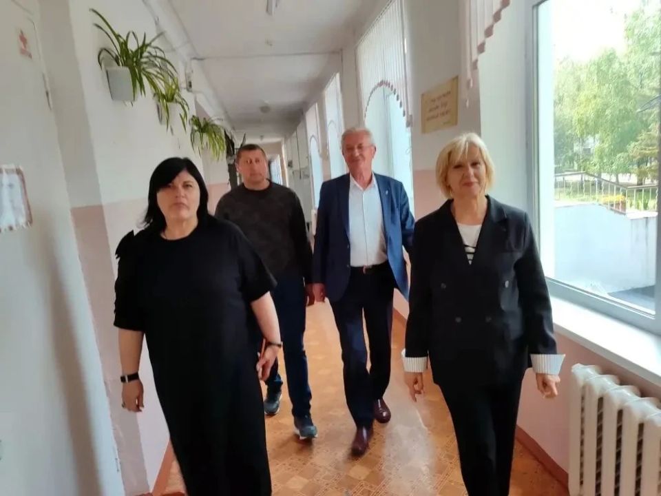 Глава администрации Анжелика Ястребова совместно с депутатом Государственного Совета Василием Рогатиным провели рабочий объезд территории Скалистовского поселения Глава администрации Анжелика Ястребова совместно с депутатом Государственного Совета Василием Рогатиным провели рабочий объезд территории Скалистовского поселения