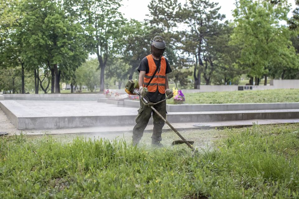 Сотрудники МБУ «Город» ежедневно проводят работы по покосу травы на территории Симферополя Сотрудники МБУ «Город» ежедневно проводят работы по покосу травы на территории Симферополя