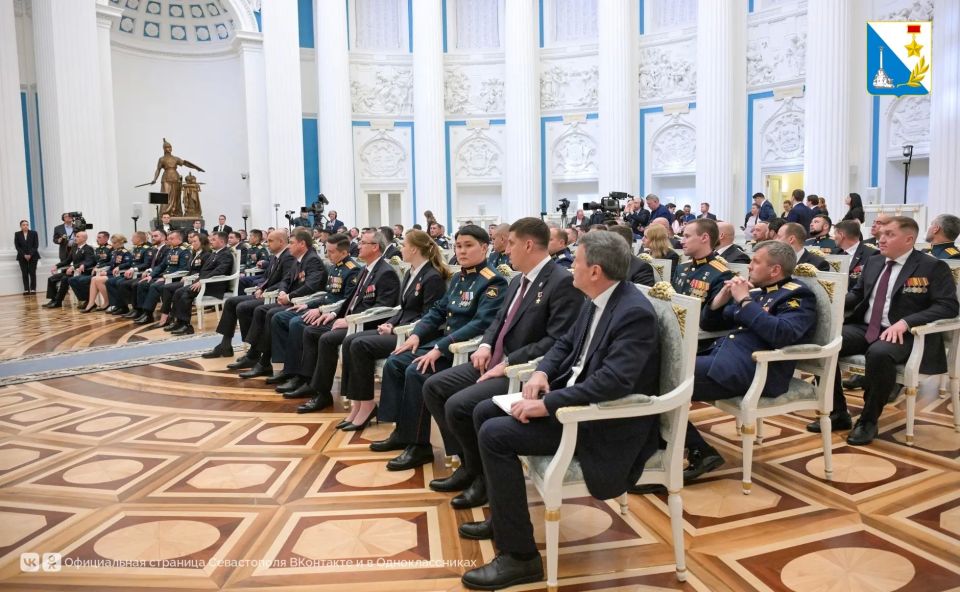 Владимир Путин встретился с выпускниками программы «Время героев» Владимир Путин встретился с выпускниками программы «Время героев»