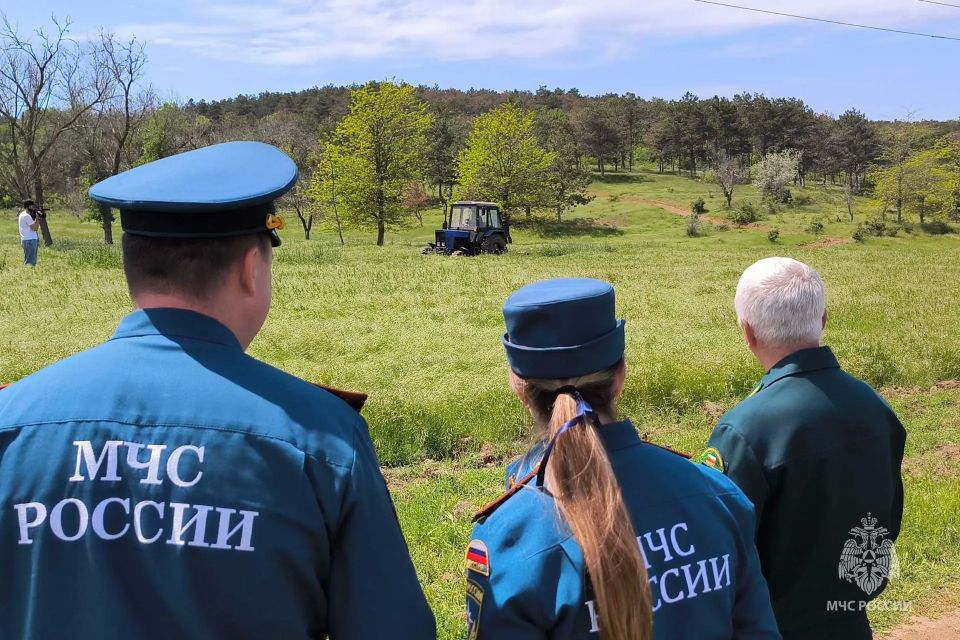 Сотрудники МЧС России проводят профилактическую работу с населением в пожароопасный сезон Сотрудники МЧС России проводят профилактическую работу с населением в пожароопасный сезон