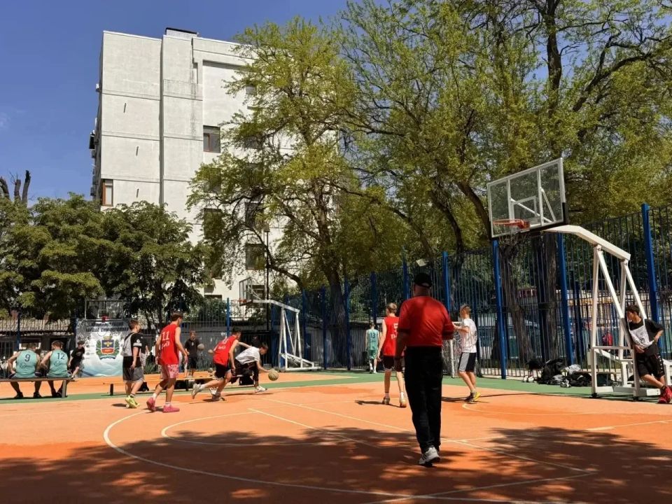 23 мая в Детском парке Симферополя прошли зрелищные соревнования по баскетболу 3х3 в рамках Спартакиады города, посвящённой Году дворового спорта 23 мая в Детском парке Симферополя прошли зрелищные соревнования по баскетболу 3х3 в рамках Спартакиады города, посвящённой Году дворового спорта