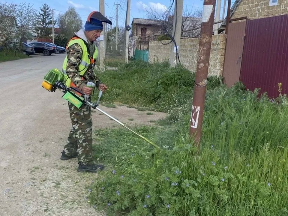 В Симферопольском районе продолжаются комплексные работы по покосу травы и благоустройству В Симферопольском районе продолжаются комплексные работы по покосу травы и благоустройству
