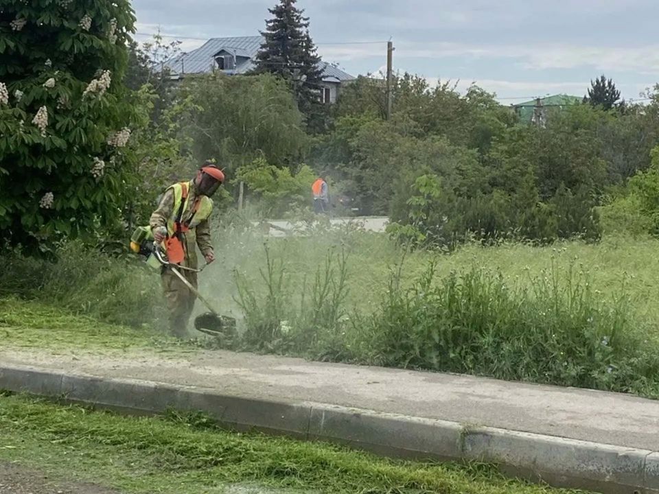 В Симферопольском районе продолжаются комплексные работы по покосу травы и благоустройству В Симферопольском районе продолжаются комплексные работы по покосу травы и благоустройству
