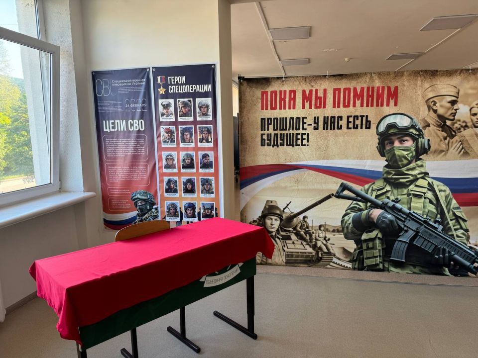«Парту Героя» в честь выпускника Дмитрия Малюкова открыли в Севастопольской школе №59 «Парту Героя» в честь выпускника Дмитрия Малюкова открыли в Севастопольской школе №59