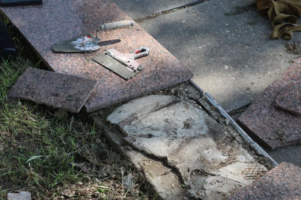 По итогам выездного совещания под руководством и. о. главы администрации Ивана Кошель с представителями городских коммунальных служб на набережной начались работы по наведению порядка к летнему сезону По итогам выездного совещания под руководством и. о. главы администрации Ивана Кошель с представителями городских коммунальных служб на набережной начались работы по наведению порядка к летнему сезону