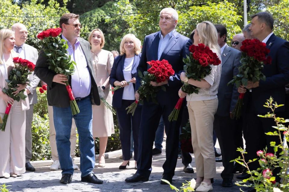 В Симеизе открыли памятник предпринимателю Мальцову В Симеизе открыли памятник предпринимателю Мальцову