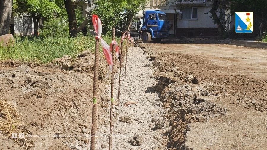 Во дворе дома № 19 на улице Бориса Михайлова ремонтируют дорогу и пешеходные зоны Во дворе дома № 19 на улице Бориса Михайлова ремонтируют дорогу и пешеходные зоны