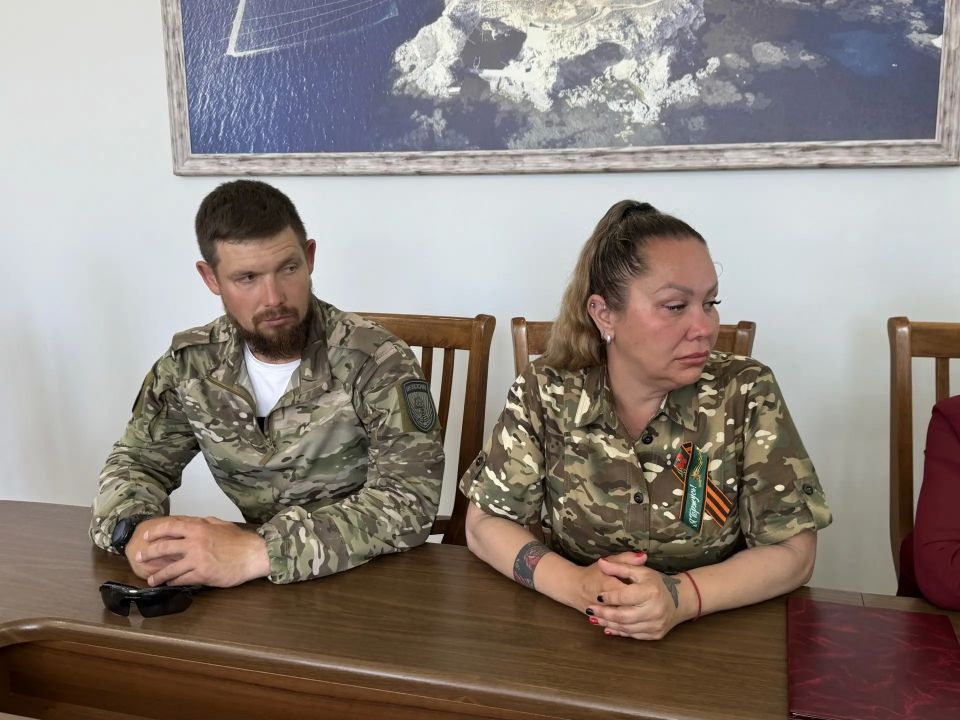 Руководители Черноморского района встретились с семьями погибших героинь СВО Руководители Черноморского района встретились с семьями погибших героинь СВО