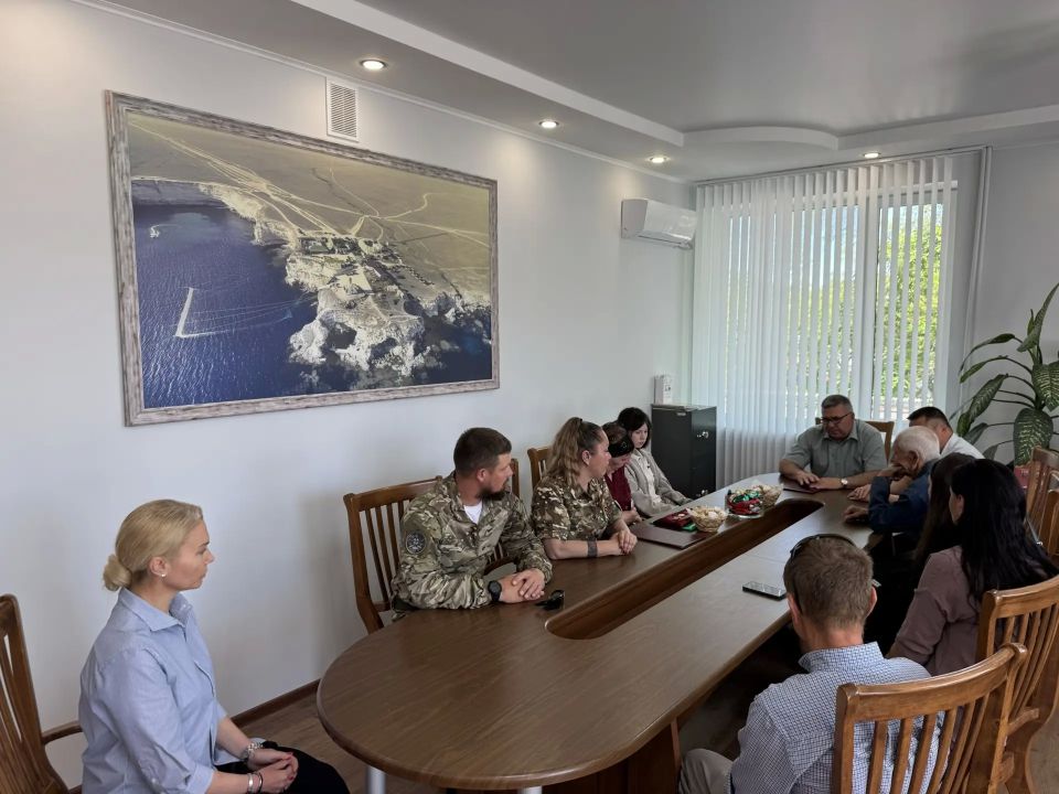 Руководители Черноморского района встретились с семьями погибших героинь СВО Руководители Черноморского района встретились с семьями погибших героинь СВО